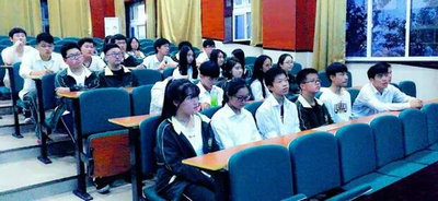 学弟学妹受益匪浅：上海枫叶国际学校举行申请美国名校校友宣讲会