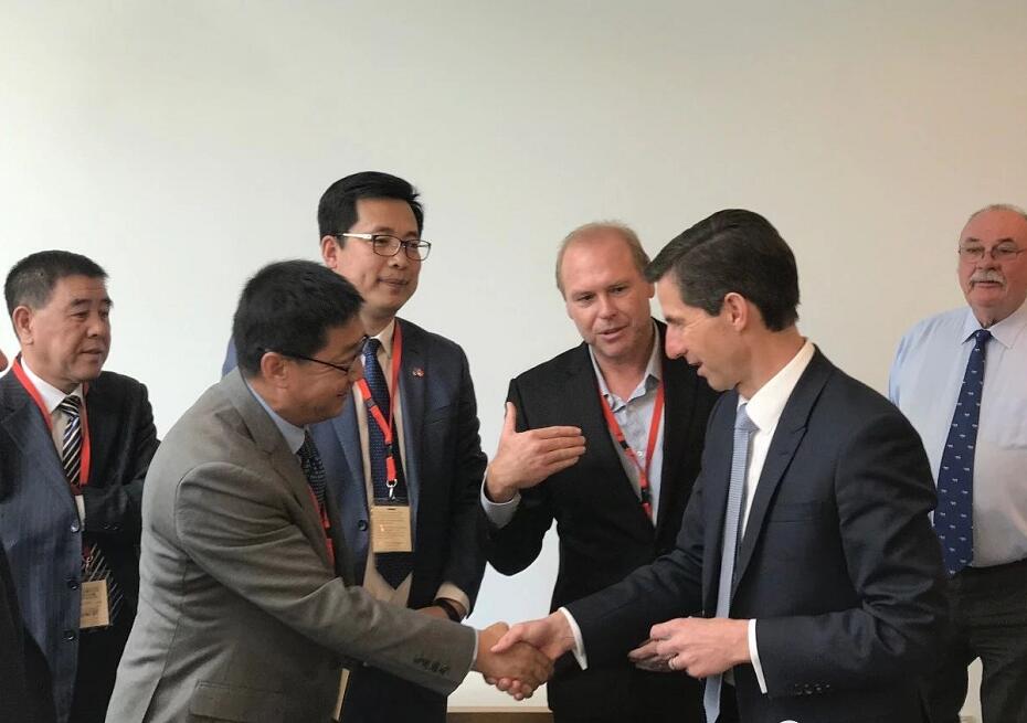 上海交大教育集团澳大利亚课程中心师立新校长（左）与澳大利亚堪培拉联邦部长（右）礼仪握手.jpg