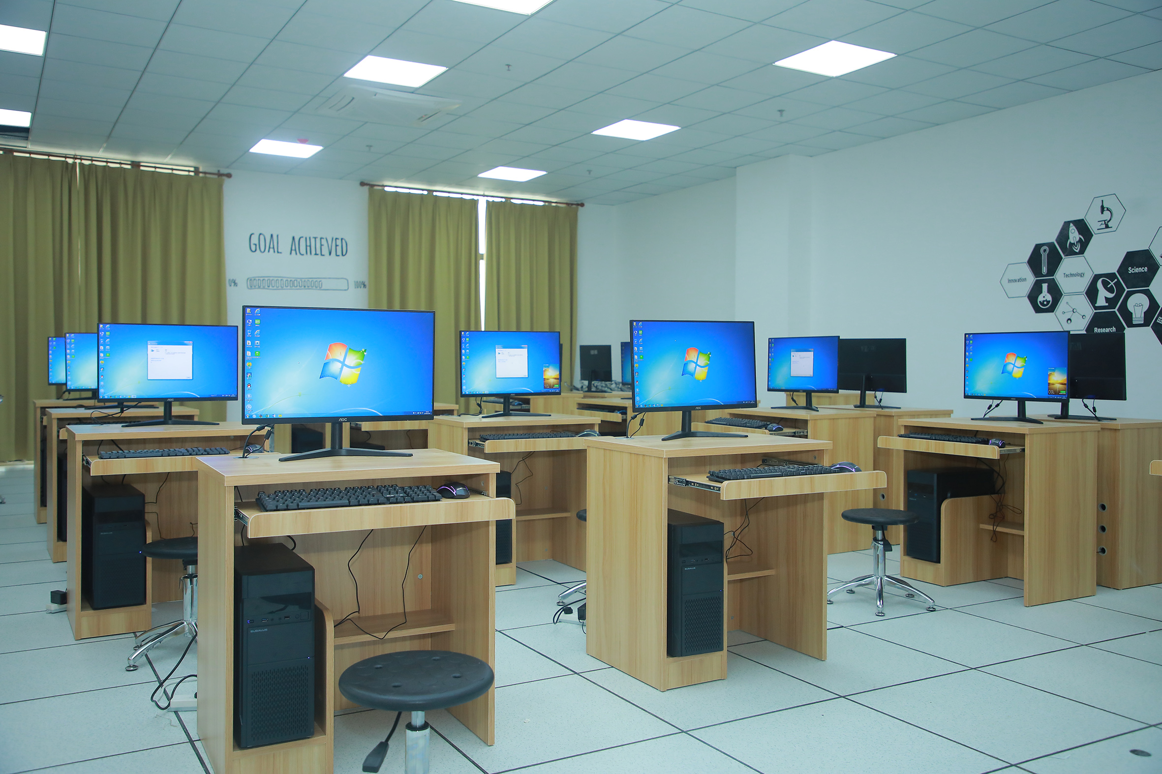计算机教室.JPG